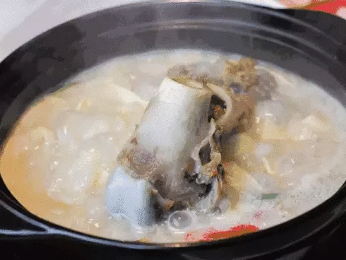 Hầm xương thấy có bọt sủi trắng trong nước là độc hay không? Câu trả lời khiến ai cũng bất ngờ-2