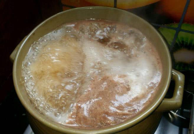 Hầm xương thấy có bọt sủi trắng trong nước là độc hay không? Câu trả lời khiến ai cũng bất ngờ-1