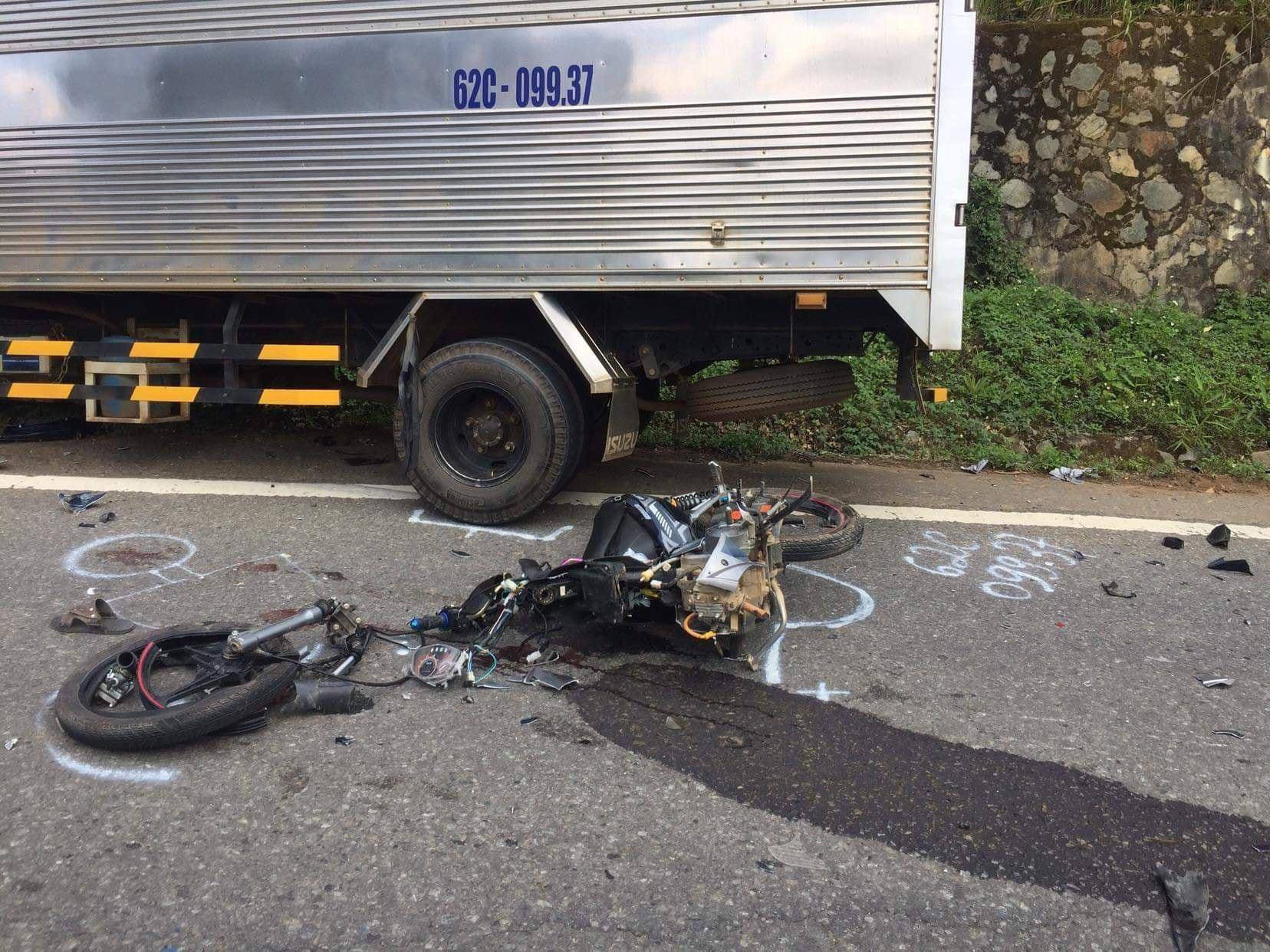 Lâm Đồng: Xe máy gãy đôi sau khi tông trực diện xe tải, 2 học sinh lớp 10 tử vong-1