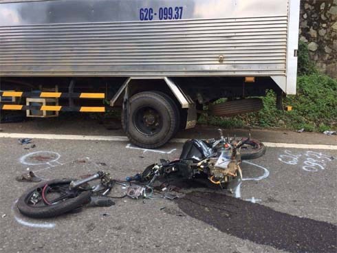 Lâm Đồng: Xe máy gãy đôi sau khi tông trực diện xe tải, 2 học sinh lớp 10 tử vong