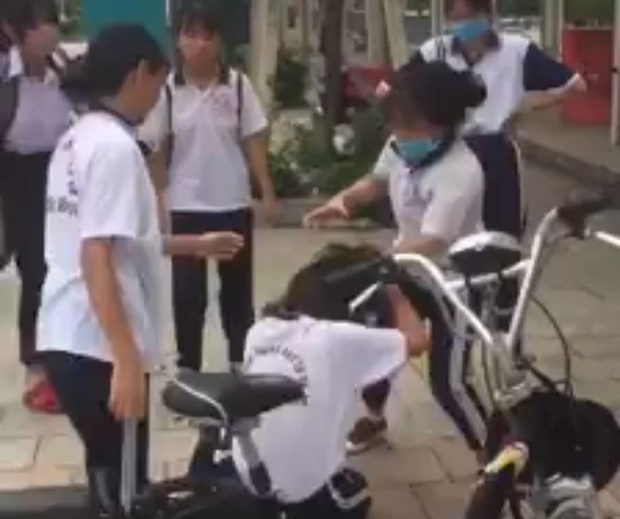 Nữ sinh bị đánh hội đồng vì chê màu giày của bạn-1