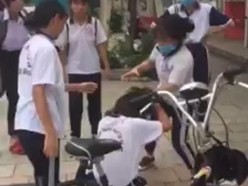 Nữ sinh bị đánh hội đồng vì chê màu giày của bạn