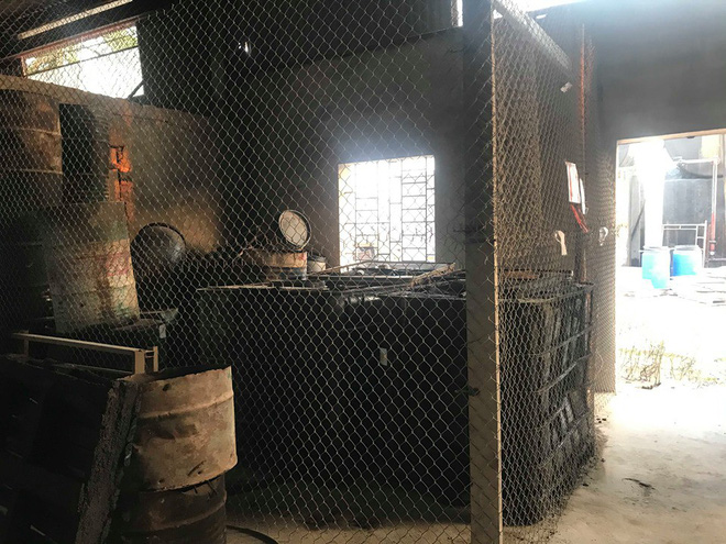 Cận cảnh nơi lưu giữ dầu thải bị tuồn ra đầu độc nước sông Đà của Công ty gốm sứ Thanh Hà-11