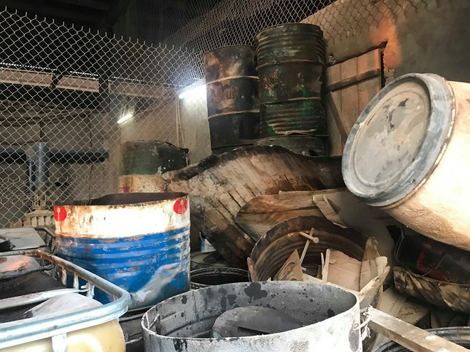 Cận cảnh nơi lưu giữ dầu thải bị tuồn ra đầu độc nước sông Đà của Công ty gốm sứ Thanh Hà-13