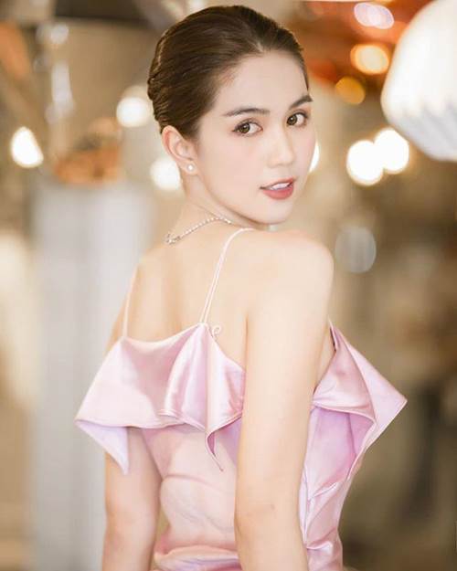 10 điểm sắc vóc của Ngọc Trinh: 9 điểm đường cong vóc dáng, 1 điểm ăn ngay ở mặt tiền-7