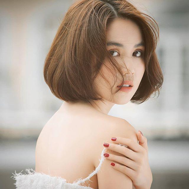 10 điểm sắc vóc của Ngọc Trinh: 9 điểm đường cong vóc dáng, 1 điểm ăn ngay ở mặt tiền-12