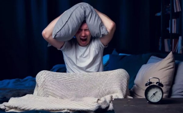 Đừng để 3 thứ này trên đầu giường, chẳng những hại sức khỏe mà có người còn mất mạng-1