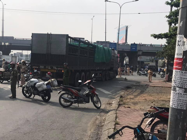 Chở con gái 5 tuổi đi học, đôi vợ chồng trẻ bị container cán chết tại chỗ-1