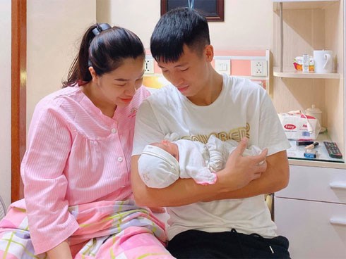 Hành trình ngọt ngào từ yêu đến khi lên chức bố của trung vệ Bùi Tiến Dũng
