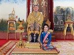 Hậu cung đầy sóng gió của Quốc vương Thái Lan: Có 5 bà vợ, từng kết hôn với em họ và vụ ly hôn tiêu tốn đến 5,5 triệu đô-8