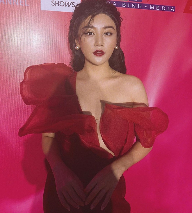 Kỳ Duyên diện váy khoe lưng trần, Hồ Ngọc Hà bị chê độn ngực quá đà-3