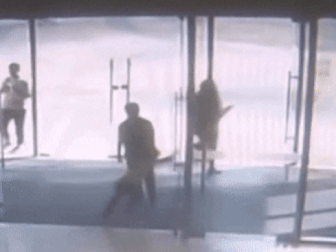 Cậu bé 6 tuổi bị hàng trăm mảnh vụn cửa kính đổ vào người