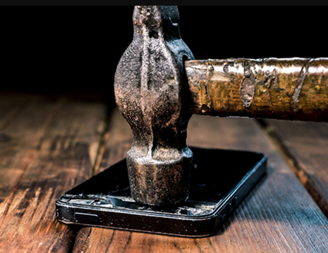 Lý do tỷ phú Elon Musk thường xuyên tự tay đập vỡ điện thoại của mình-2