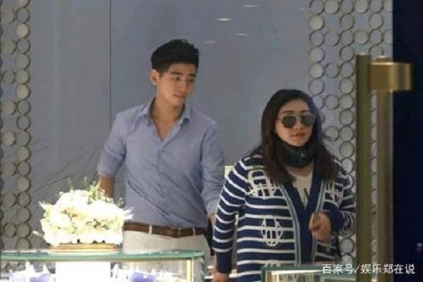 Cháu gái đẹp nhất vua sòng bài: Học trường đẳng cấp thế giới, 2 năm thay bạn trai 3 lần-2