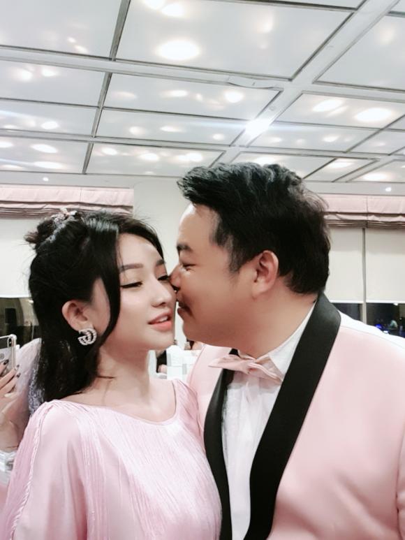 Quang Lê ôm chặt một cô gái lạ ở Hàn, dân mạng đoán người ấy là vợ cũ Hồ Quang Hiếu-7