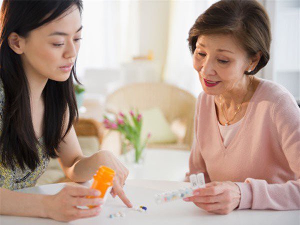 Mẹ chồng giằng tay con trai không cho rửa bát vì đàn ông nhà này không cần làm việc bếp núc, không ngờ con trai nói một câu đầy bất ngờ-2