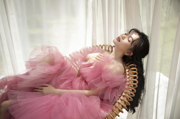 Sĩ Thanh ngày càng gợi cảm, táo bạo hơn từ khi có ‘tình mới’-12