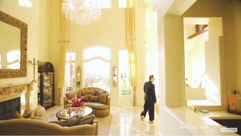 Vũ Khắc Tiệp sang Mỹ làm vlog dự sinh nhật nữ tỉ phú người Việt trong biệt thự 800 tỷ, được D&G làm tiệc riêng nhưng vẫn chưa là gì với độ giàu của người phụ nữ này-2