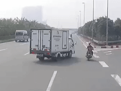 Vào cua ẩu, tài xế xe tải suýt đoạt mạng người đi xe máy