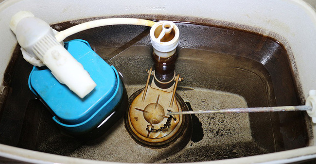 Chuyên gia môi trường giải thích nghi vấn dầu thải bám đầy trong đáy các bể nước Hà Nội: Chưa chắc đã là dầu bẩn-3