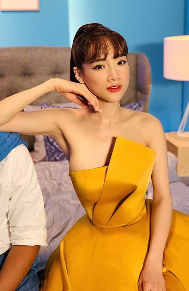 Ảnh hậu trường camera thường của Nhã Phương: Gầy gò, vòng 1 đầy đặn nhưng body bị dìm hẳn so với hình đã chỉnh-1