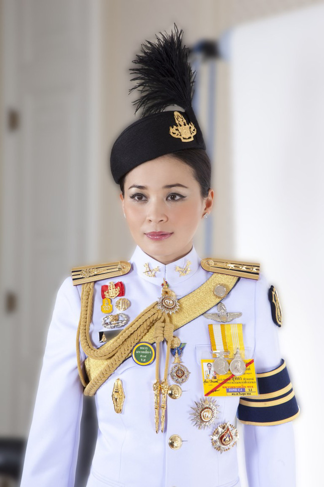Hậu cung đầy sóng gió của Quốc vương Thái Lan: Có 5 bà vợ, từng kết hôn với em họ và vụ ly hôn tiêu tốn đến 5,5 triệu đô-6