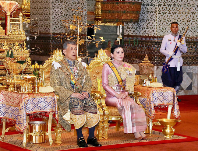 Hậu cung đầy sóng gió của Quốc vương Thái Lan: Có 5 bà vợ, từng kết hôn với em họ và vụ ly hôn tiêu tốn đến 5,5 triệu đô-7
