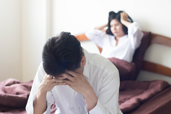 Sau mỗi lần vợ chồng gần gũi, vợ lại rút tiền vứt vào người tôi rồi đỏ mặt tía tai giận dữ đi ra-1