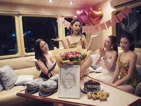 Đẳng cấp gia đình mỹ nhân: Từ U40 đến U30 đều diện bikini khoe dáng bốc lửa trên du thuyền mừng sinh nhật Huyền Baby