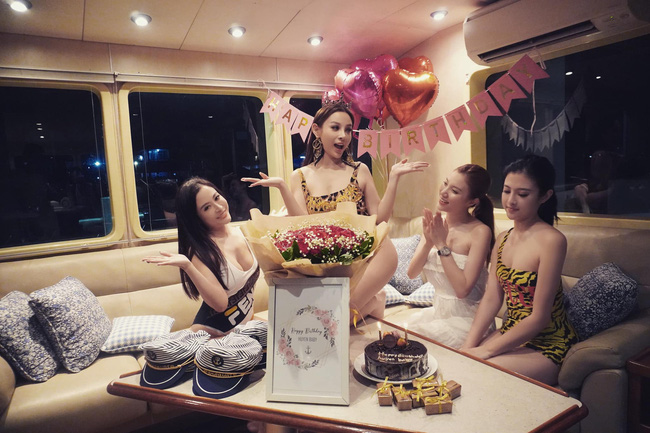 Đẳng cấp gia đình mỹ nhân: Từ U40 đến U30 đều diện bikini khoe dáng bốc lửa trên du thuyền mừng sinh nhật Huyền Baby-4
