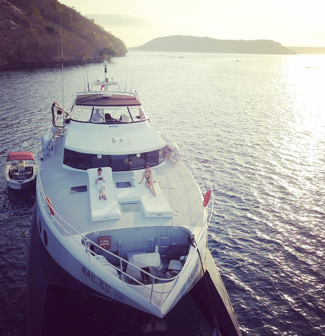 Đẳng cấp gia đình mỹ nhân: Từ U40 đến U30 đều diện bikini khoe dáng bốc lửa trên du thuyền mừng sinh nhật Huyền Baby-5