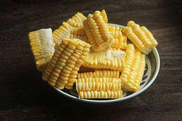 Thấy tôi cho nguyên liệu này vào kho sườn ai cũng cười, nhưng ăn rồi thì khen hết lời-1