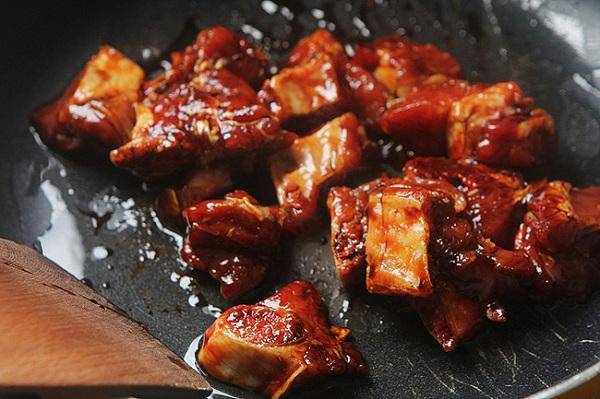 Thấy tôi cho nguyên liệu này vào kho sườn ai cũng cười, nhưng ăn rồi thì khen hết lời-2