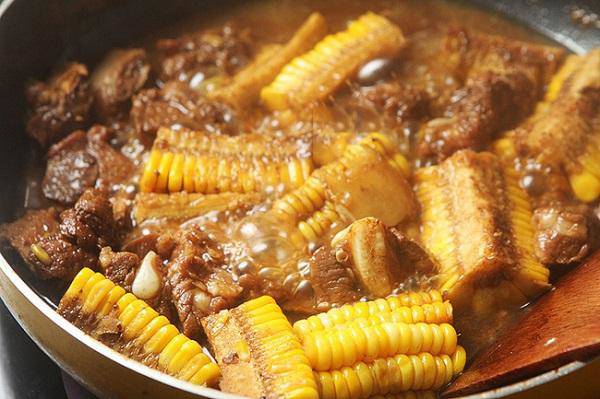 Thấy tôi cho nguyên liệu này vào kho sườn ai cũng cười, nhưng ăn rồi thì khen hết lời-3