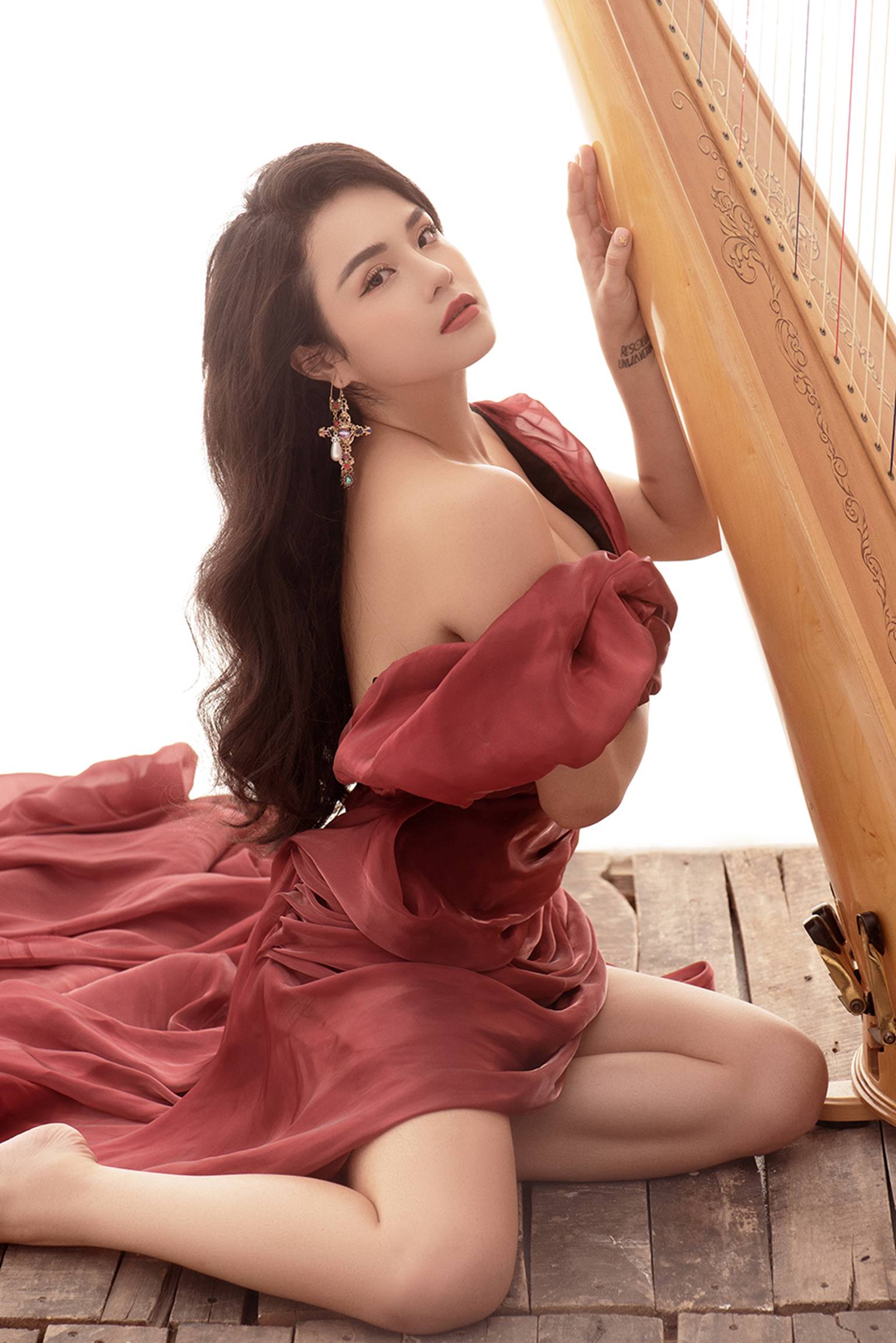 Hậu chia tay, Thái Trinh gợi cảm thế này, Quang Đăng có tiếc nuối?-1