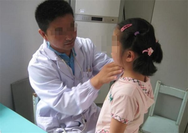 Con gái rượu” 6 tuổi bị chảy máu vùng kín bất thường, mẹ nghĩ con bị xâm hại nhưng khi nghe bác sĩ nói nguyên nhân thì hối hận không kịp-2