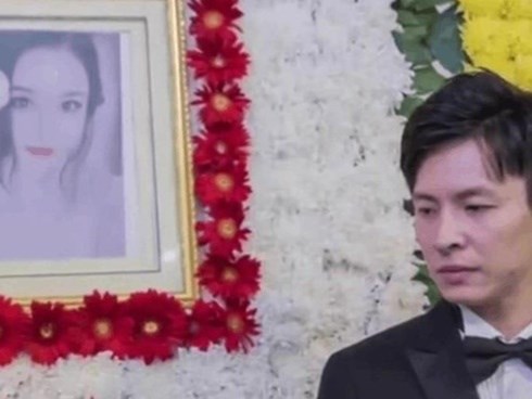 Chú rể tổ chức lễ cưới với cô dâu qua đời vì ung thư