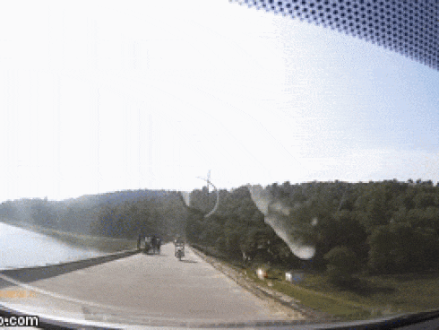 Bà Tây chặn đầu, ép ôtô đi lấn làn phải lùi-1