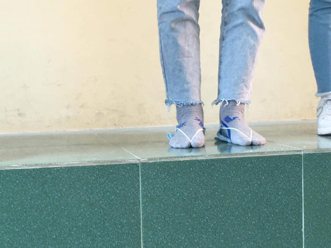 Cái khó ló cái khôn: Đi dép lại bị kiểm tra đồng phục, nam sinh tận dụng ngay 2 vật dụng biến thành quai hậu, qua mắt cờ đỏ ngon ơ-1