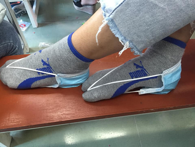 Cái khó ló cái khôn: Đi dép lại bị kiểm tra đồng phục, nam sinh tận dụng ngay 2 vật dụng biến thành quai hậu, qua mắt cờ đỏ ngon ơ-2