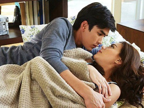 Đang phút cao trào chồng thủ thỉ “Sao nay em chẳng nhiệt tình gì” cho đến khi bật đèn, nhìn rõ mặt người nằm bên mới hoảng hồn kinh hãi