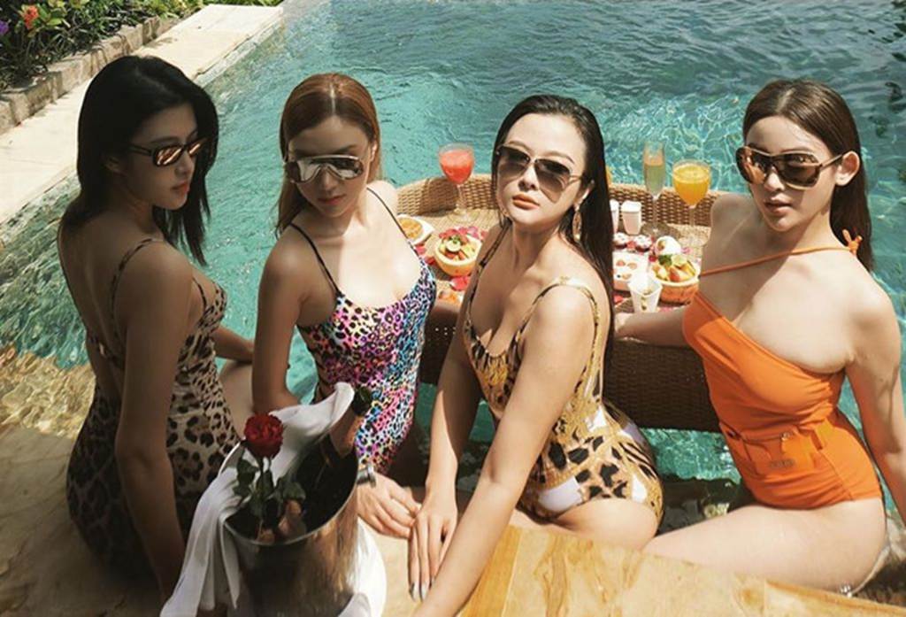 Nhóm bạn thân hot girl cùng nhau diện bikini khoe dáng nóng bỏng-1