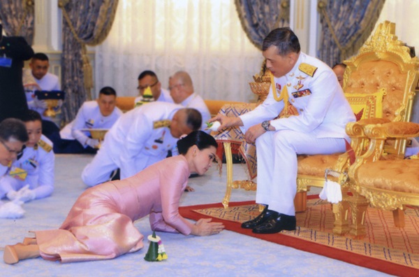 Hoàng hậu và Hoàng quý phi Thái Lan: Xuất phát điểm tương đồng, cùng mục tiêu nhưng người về đỉnh cao, người về vực sâu trong cuộc cung đấu-2