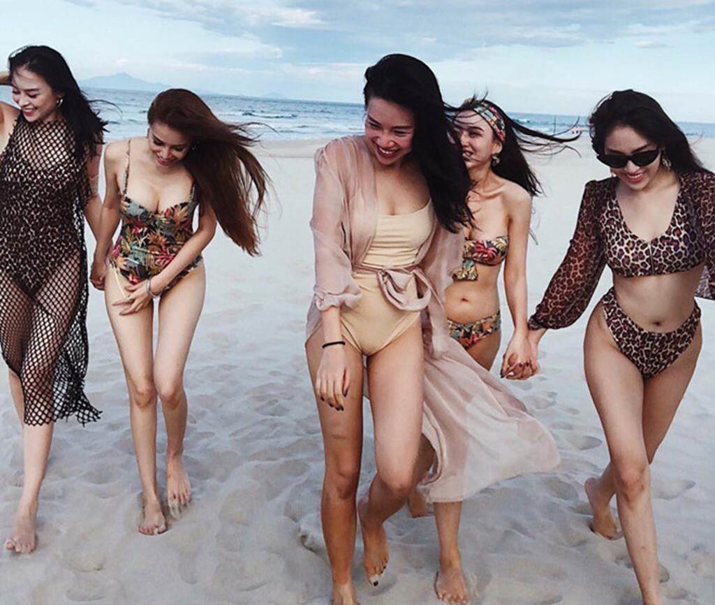 Nhóm bạn thân hot girl cùng nhau diện bikini khoe dáng nóng bỏng-6