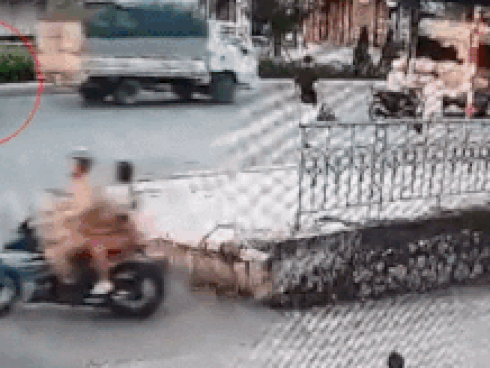 Hai thanh niên chặn đầu, đập vỡ kính xe khách-1