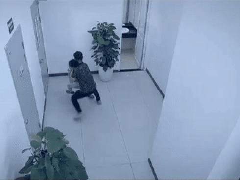 Hoa hồng trên ngực trái: Thái hết tát lại bóp cổ Trà khi tra khảo về cái thai-1