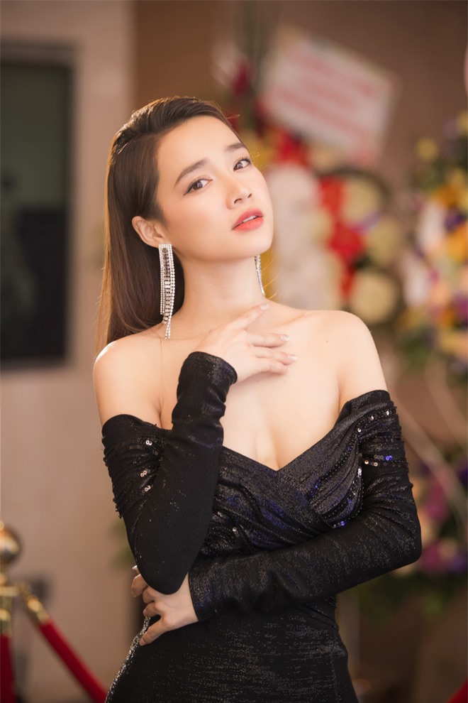 Diện đầm cúp ngực sexy, Nhã Phương khiến dân mạng lo sốt vó vì vòng 1 sắp trào khỏi váy-2