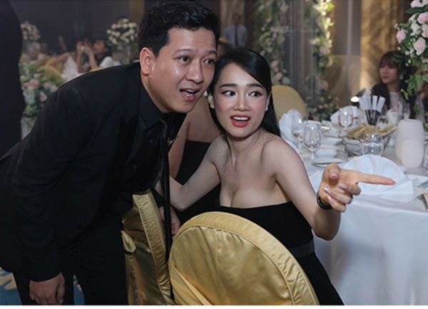 Diện đầm cúp ngực sexy, Nhã Phương khiến dân mạng lo sốt vó vì vòng 1 sắp trào khỏi váy-3