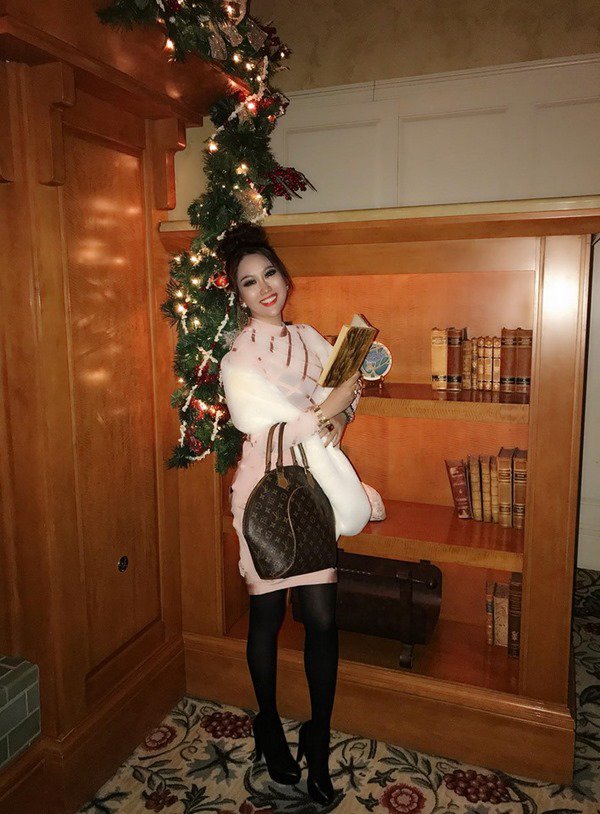 Diện bộ đồ sến sẩm, Phi Thanh Vân trông như người thế kỷ trước đi lạc-3