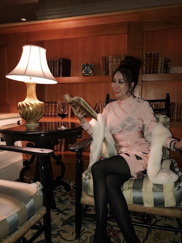 Diện bộ đồ sến sẩm, Phi Thanh Vân trông như người thế kỷ trước đi lạc-5